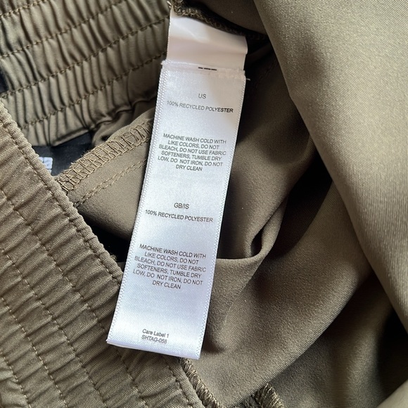 Sherpa Adventure green crop pants small, new - Picture 6 of 6